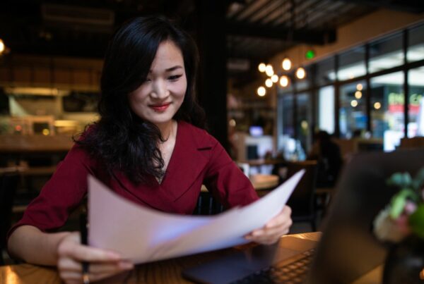 Een restauranthouder bekijkt ideeën voor haar restaurantwebsite