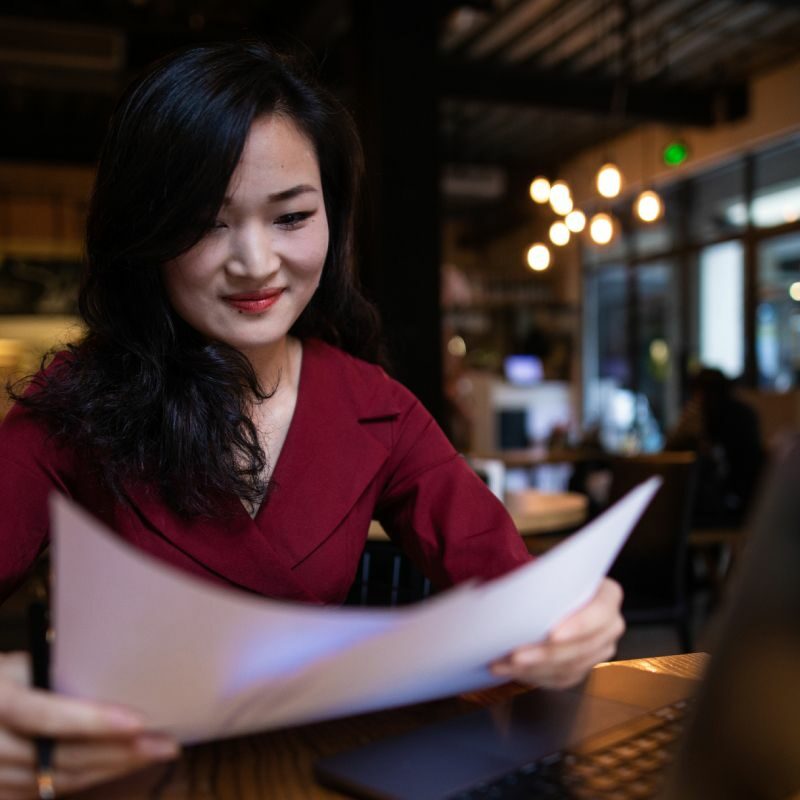 Een restauranthouder bekijkt ideeën voor haar restaurantwebsite