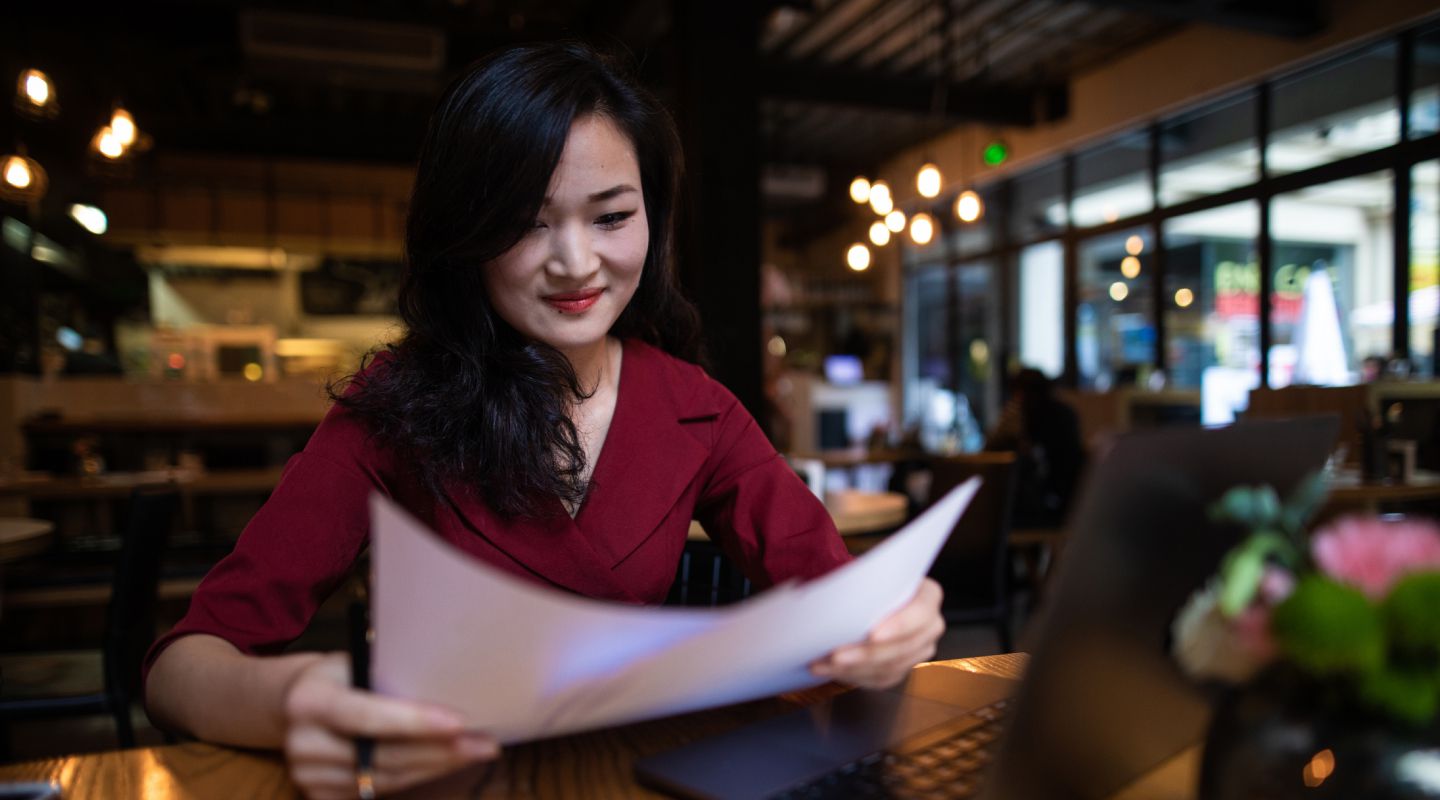 Een restauranthouder bekijkt ideeën voor haar restaurantwebsite